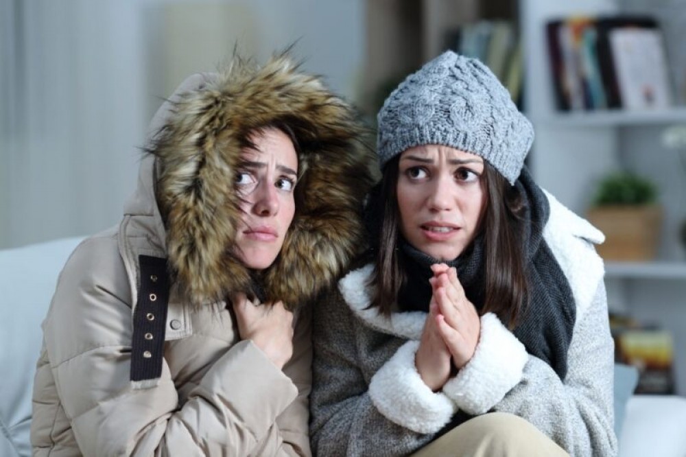 Stai în frig în casă? 7 probleme de sănătate pe care le poate aduce acest obicei